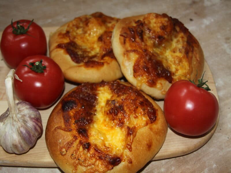 Zdjęcie naszych słynnych bułeczek w koszyku